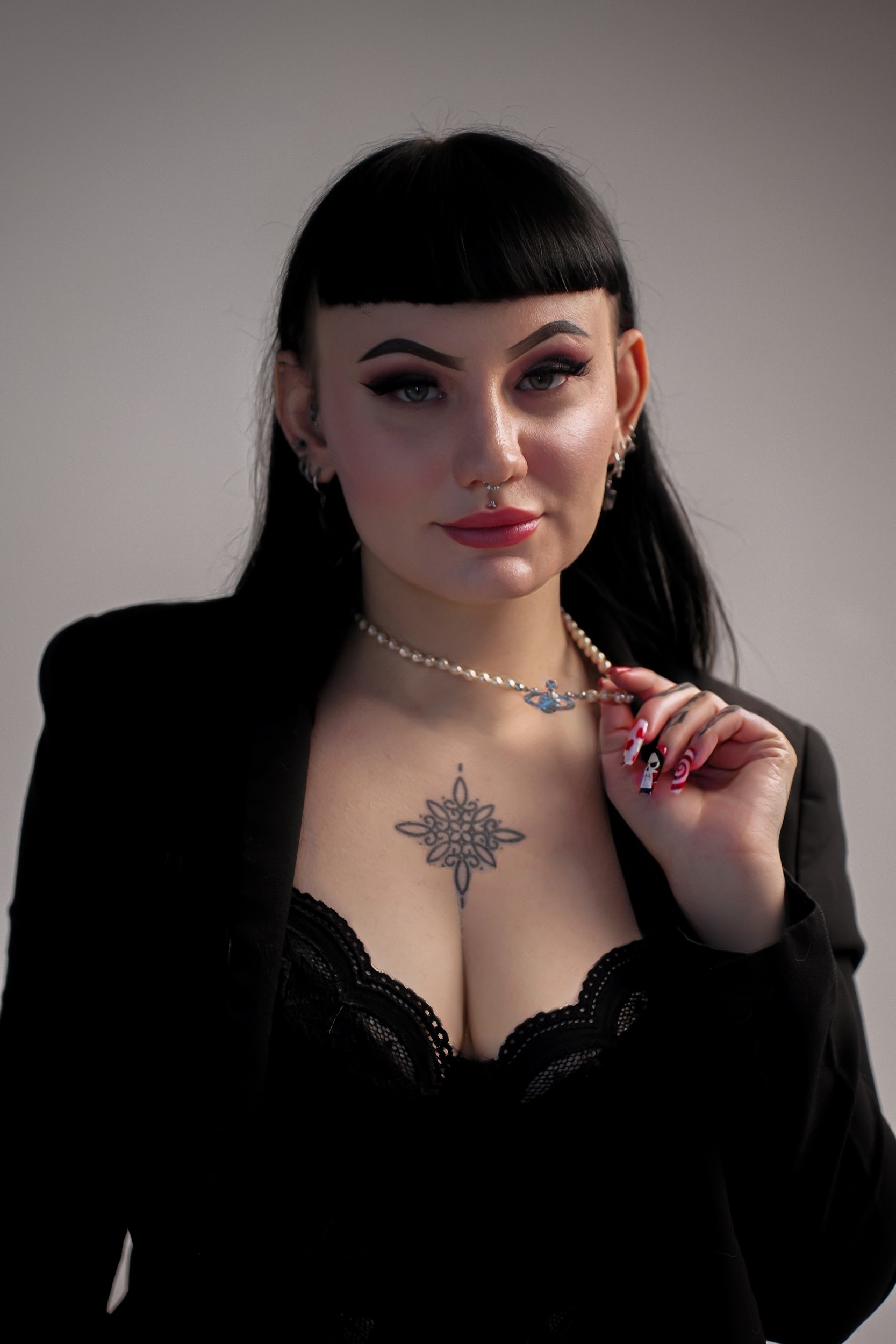 Paulina Valkiria — piercer and instructor
